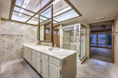 2135 South Cimarron Road Primary Bathroom