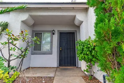 10625 AMBLEWOOD Avenue na Entry