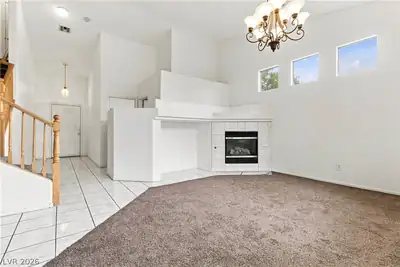 10625 AMBLEWOOD Avenue na Living Room