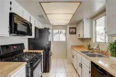 2530 Palace View Drive, Las Vegas, NV 89121 Kitchen