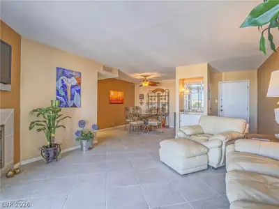 725 North Royal Crest Circle 231 Living Room