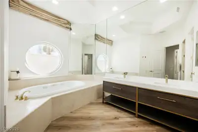 2747 Paradise Road 104 Primary Bathroom