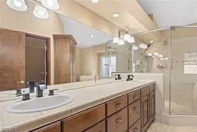 9105 Safeport Cove Court, Las Vegas, NV 89117 Primary Bathroom