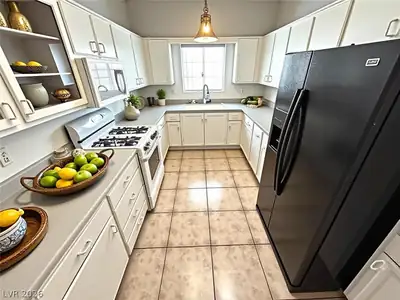 1900 North Torrey Pines Drive 217 Kitchen