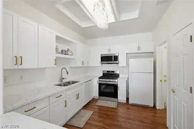 11013 Mission Lakes Avenue Kitchen