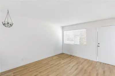 208 Orland Street 10 Living Room