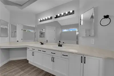 7729 White Grass Avenue, Las Vegas, NV 89131 Primary Bathroom