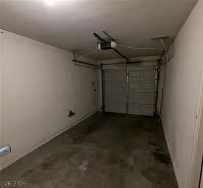 10413 Coyote Cub Avenue, Las Vegas, NV 89129 Garage
