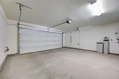 9228 Harbin Avenue, Las Vegas, NV 89148 Garage