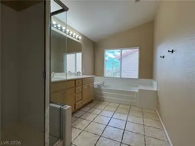 816 Canterbury Cross Place, Las Vegas, NV 89144 Primary Bathroom