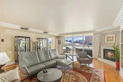 2877 Paradise Road 901 Living Room