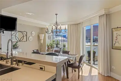 2877 Paradise Road 901 Dining Area
