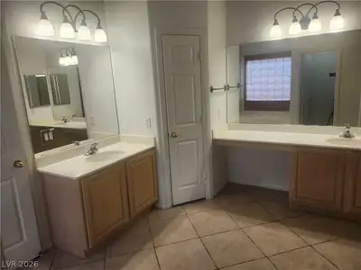 5599 River Highlands Place, Las Vegas, NV 89122 Primary Bathroom