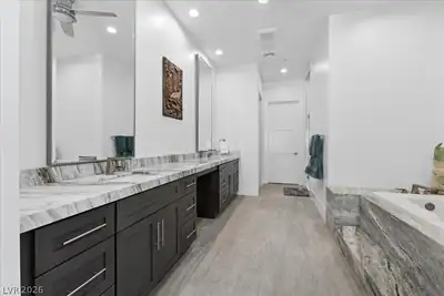 340 Fife Street, Henderson, NV 89015 Primary Bathroom