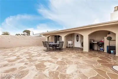1924 South 1924 S 6th ST Street Patio