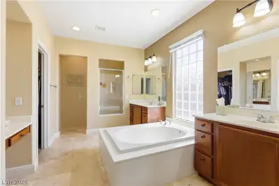 8834 Arroyo Azul Street, Las Vegas, NV 89131 Primary Bathroom