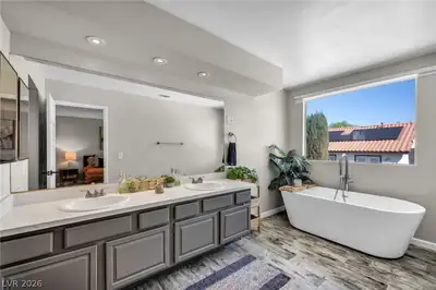 9008 Pebble Shore Court, Las Vegas, NV 89117 Primary Bathroom