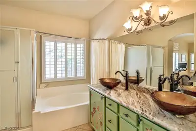 5752 Shermer Court, Las Vegas, NV 89120 Primary Bathroom
