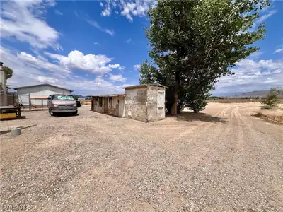 300 East Quartz Avenue Yard