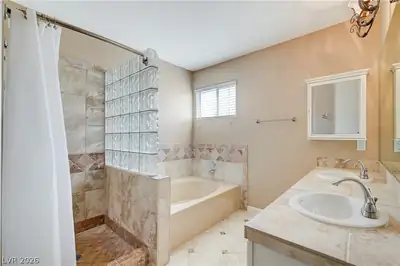 8208 Renfrew Drive, Las Vegas, NV 89145 Primary Bathroom