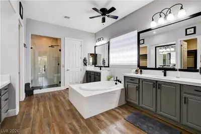 7087 April Wind Avenue, Las Vegas, NV 89131 Primary Bathroom