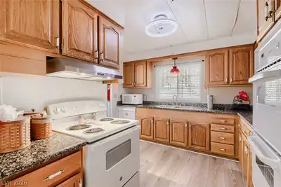 5107 Royal Avenue 235 Kitchen