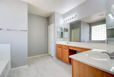 5423 Basset Hound Avenue Primary Bathroom