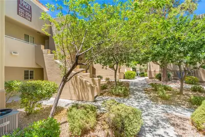 1901 Rio Canyon Court 102 Courtyard