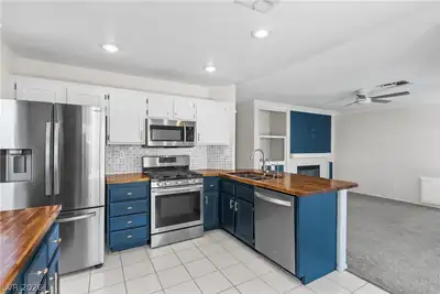 2444 Avenida Flores, Henderson, NV 89074 Kitchen