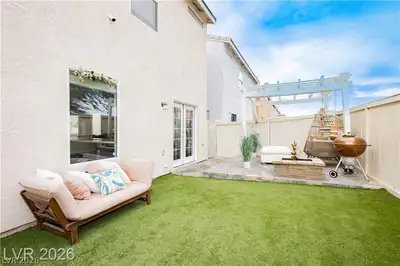 2054 Seattle Shore Street Yard