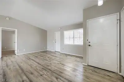 533 East Rolly Street Living Room