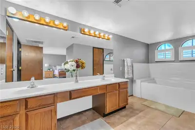 4914 Mozart Drive, Las Vegas, NV 89146 Primary Bathroom