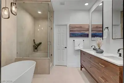8941 Diamond Falls Drive, Las Vegas, NV 89117 Primary Bathroom