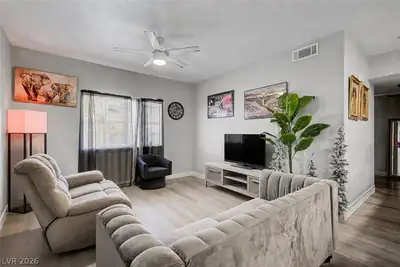 3400 Cabana Drive 1083 Living Room