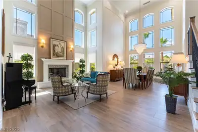 10100 Cresent Mesa Lane Living Room