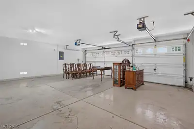 4517 Mohawk River Avenue, North Las Vegas, NV 89031 Garage