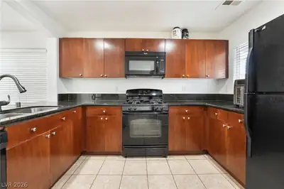 9132 Gabardine Avenue Kitchen