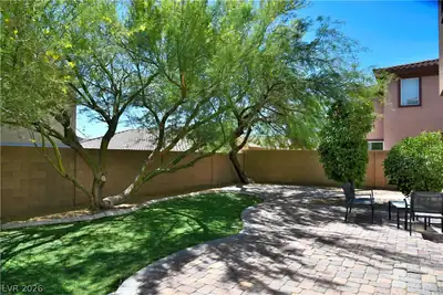 712 Oak Hills Course Drive Yard