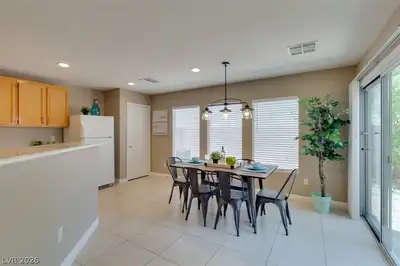 6236 Windmill Island Avenue Dining Area