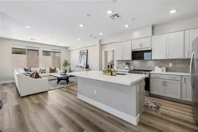 10050 Amber Rose Avenue Kitchen