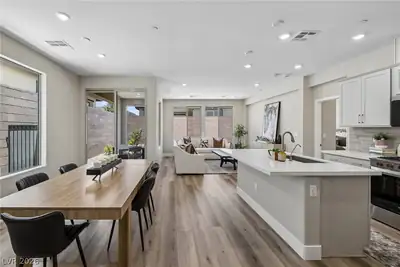 10050 Amber Rose Avenue Dining Area