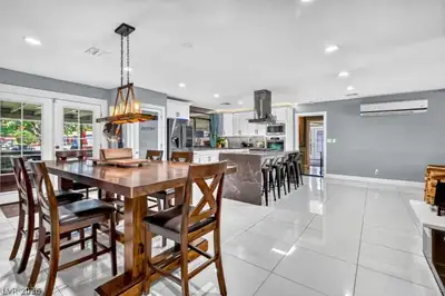 2295 North Gateway Road Dining Area