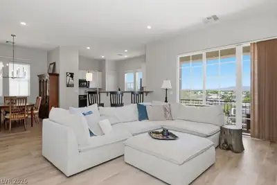 2443 Kaymin Ridge Road Living Room