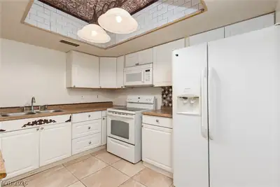 3525 Victory Avenue, Las Vegas, NV 89121 Kitchen