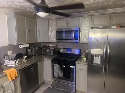 814 F Street, Las Vegas, NV 89106 Kitchen