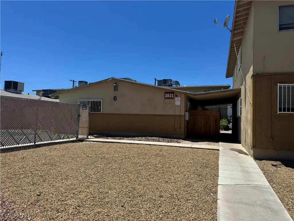 3831 Daisy Street 24