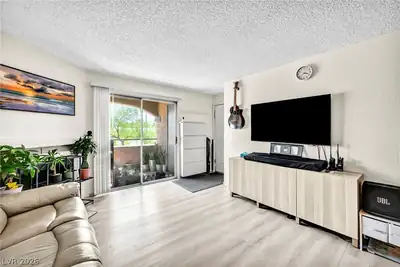 231 West Mission Newport Lane 208 Living Room