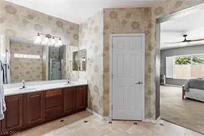 28 Gentilly Lace Avenue, Henderson, NV 89002 Primary Bathroom