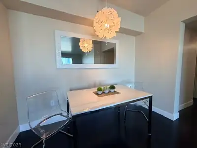 2777 Paradise 807 Dining Area