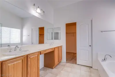 124 SHARP EDGE Avenue, North Las Vegas, NV 89031 Primary Bathroom